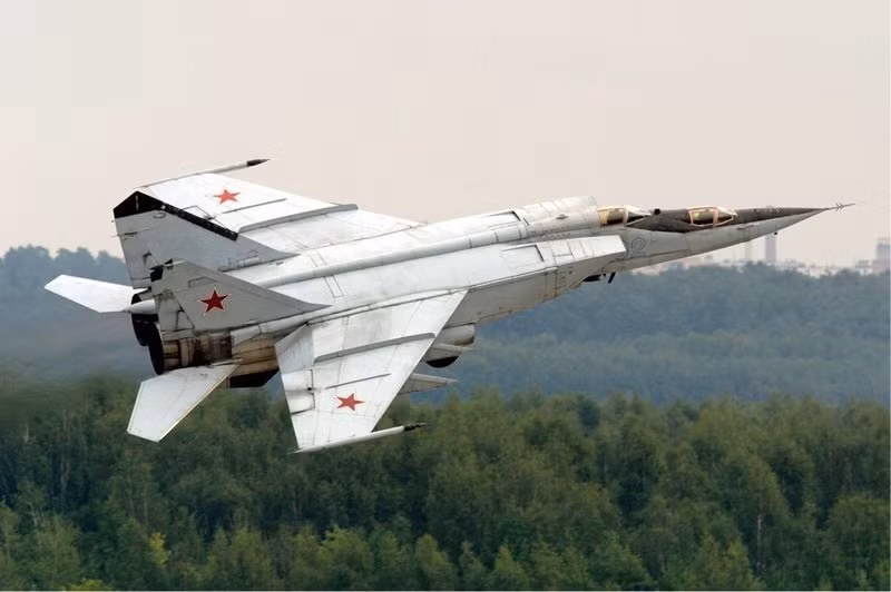 MiG-25 là tiêm kích thế hệ thứ ba, NATO định danh Foxbat. Đây là một máy bay tiêm kích đánh chặn, trinh sát và ném bom siêu thanh.