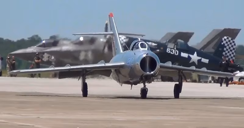 MiG-17 (NATO định danh Fresco) là một máy bay phản lực chiến đấu cận siêu âm Liên Xô, được đưa vào sử dụng từ năm 1952. Tiêm kích này đã được bán cho nhiều quốc gia trên thế giới và từng tham gia vào các cuộc chiến ở Trung Đông.