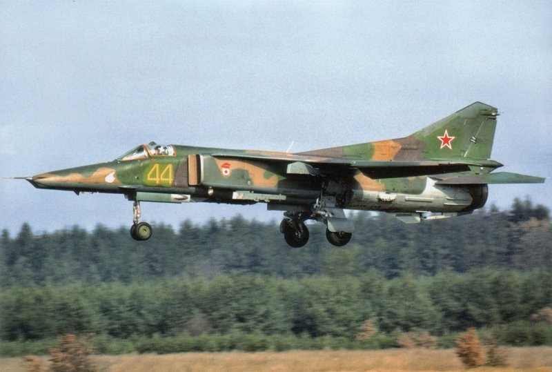 MiG-27 là loại tiêm kích và chiến đấu cơ có thể mang bom hạt nhân chiến thuật.