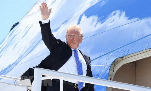 Tổng thống Mỹ Donald Trump lên chiếc Không lực 1 để khởi hành tới Singapore.