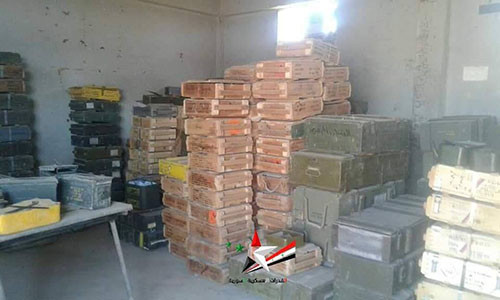 Theo Al Masdar News ngày 27/6, Quân đội Syria đã tịch thu lượng lớn vũ khí mà các tay súng phiến quân bỏ lại tại thị trấn Busra Al-Harir và Maliha Al-Atash ở Đông Bắc Daraa sau khi giành lại quyền kiểm soát hoàn toàn các khu vực này. Ảnh: AMN.