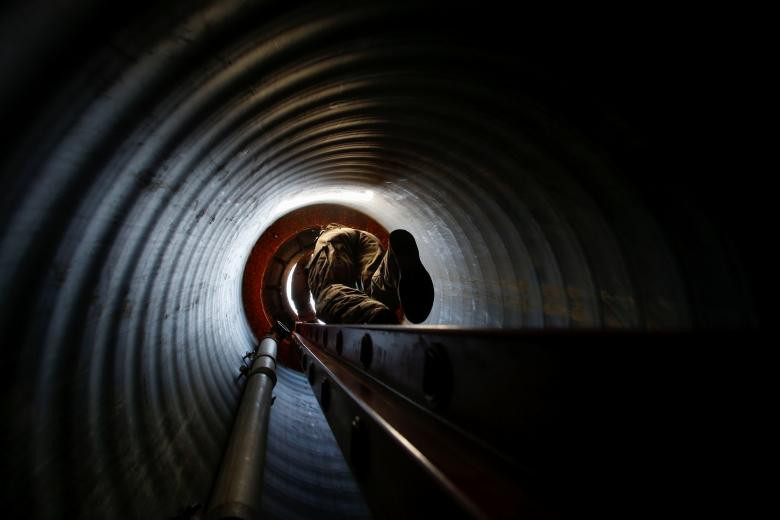 “Chúng tôi có lắp đặt hệ thống thông gió, điện, đường ray,...trong đường hầm này”, sĩ quan Lance LeNoir cho hay.