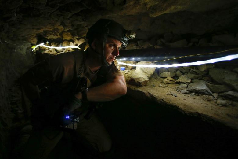 Sĩ quan Lance LeNoir kiểm tra bên trong một đường hầm.