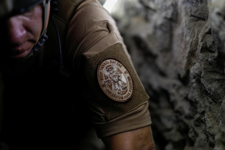 Lance LeNoir bò qua đường hầm biên giới Mỹ-Mexico.