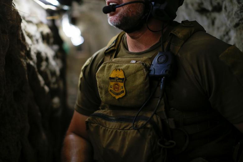 Một nhân viên Cục Hải quan và Biên phòng Mỹ bên trong đường hầm.