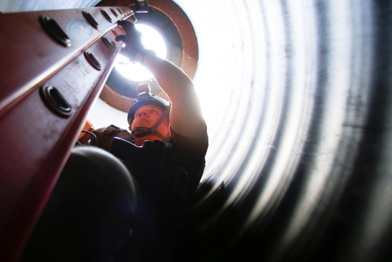 Lance LeNoir leo ra khỏi đường hầm sau quá trình kiểm tra.