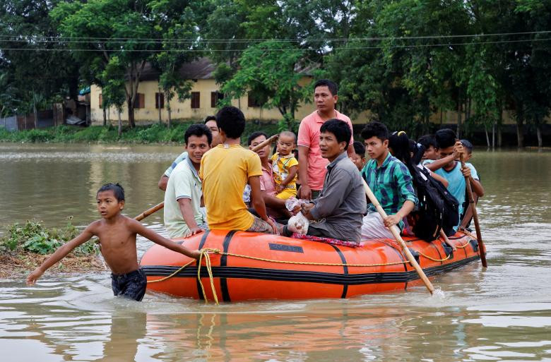 Người dân trong ngôi làng ngập lụt Mogpara, phía nam Agartala, được sơ tán đến nơi an toàn hôm 13/6.