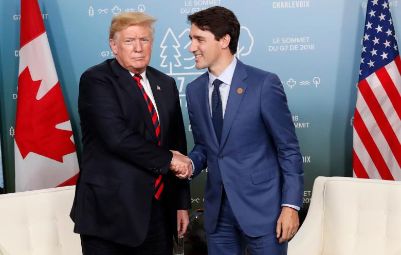 Biểu cảm của Tổng thống Trump khi bắt tay Thủ tướng Canada Justin Trudeau trong cuộc gặp song phương bên lề G7.