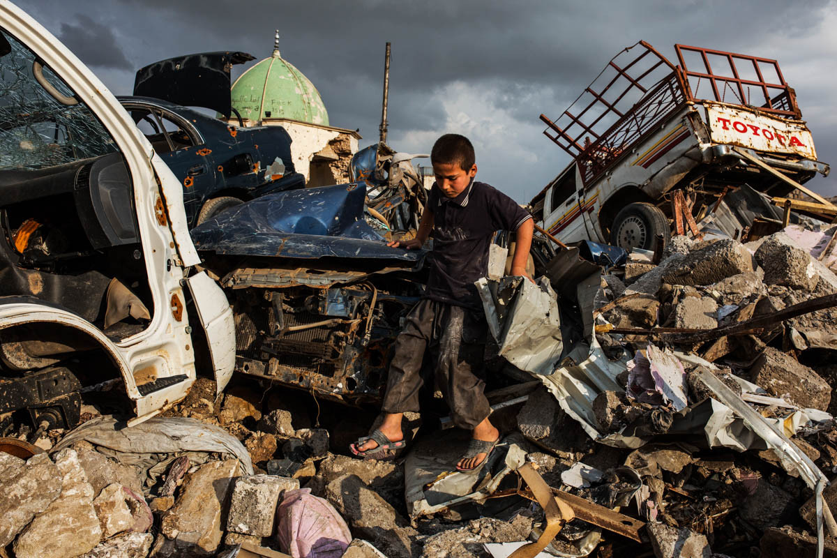 Một em nhỏ chơi đùa giữa đống đổ nát gần Nhà thờ Hồi giáo Al-Nuri ở thành cổ Mosul.