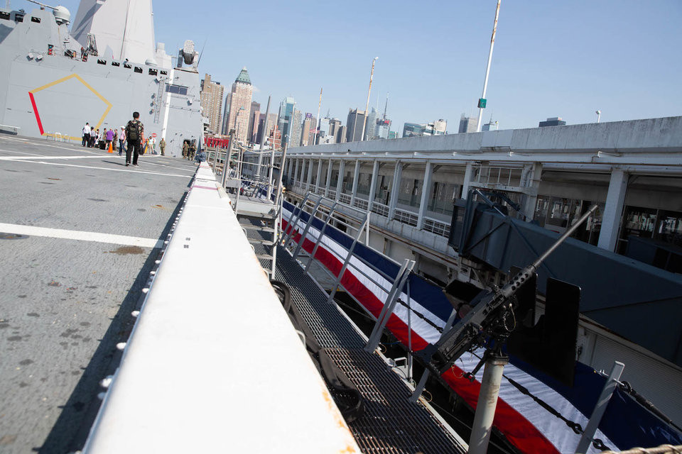 Tàu USS Arlington cũng được trang bị hai bệ phóng tên lửa, hai khẩu pháo Mk46 30 mm và 10 súng máy .50 caliber.