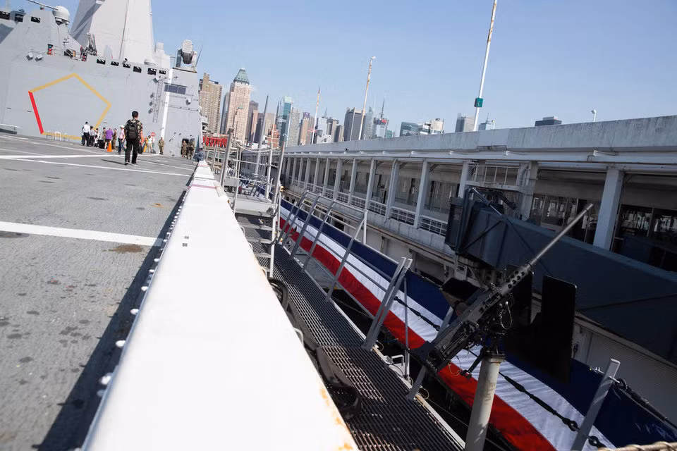 Tàu USS Arlington cũng được trang bị hai bệ phóng tên lửa, hai khẩu pháo Mk46 30 mm và 10 súng máy .50 caliber.