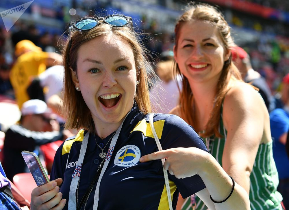 Các fan nữ cười rạng rỡ trước trận đấu giữa Pháp và Australia.