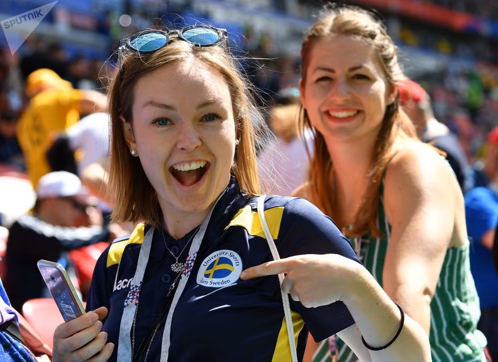 Các fan nữ cười rạng rỡ trước trận đấu giữa Pháp và Australia.