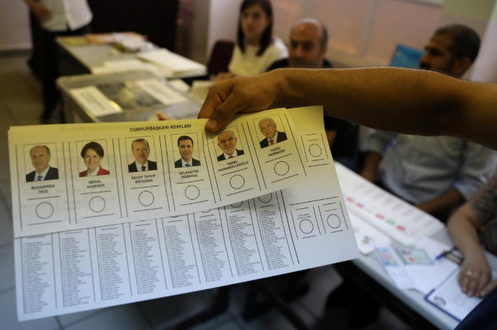 Nếu giành chiến thắng, Tổng thống Erdogan sẽ mở ra một kỷ nguyên mới về chính trị cho Thổ Nhĩ Kỳ, đặc biệt là những thay đổi mạnh mẽ về quyền hạn của Tổng thống. Theo hiến pháp sửa đổi, Tổng thống Thổ Nhĩ Kỳ sẽ có quyền hạn rất lớn, được quyền phế truất thủ tướng, bổ nhiệm các phó tổng thống, bộ trưởng,…