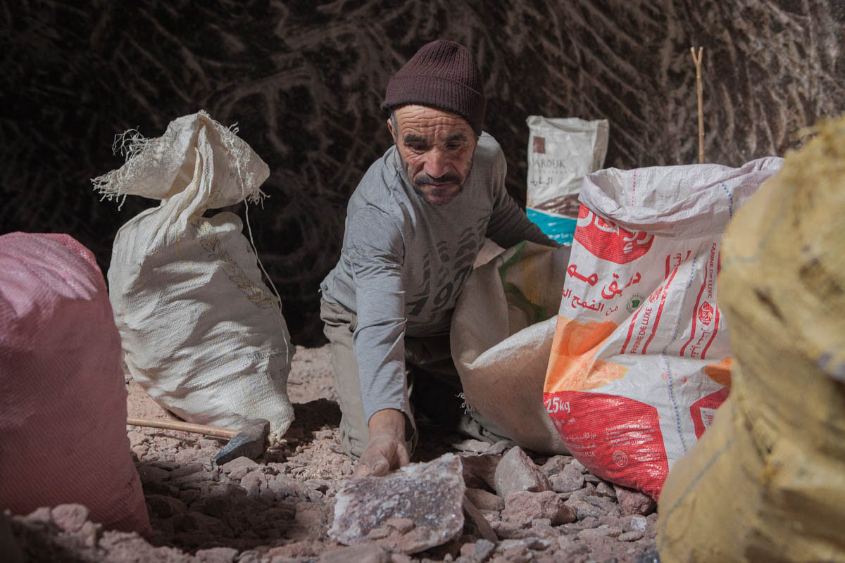 Nhiều thợ mỏ muối chấp nhận mạo hiểm tính mạng với công việc này. Họ lấy những tảng đá muối màu trắng và hồng. Chúng sẽ được đưa vào nhà máy để nghiền. Sau quá trình tinh chế, muối sẽ có hương vị đậm đà hơn.