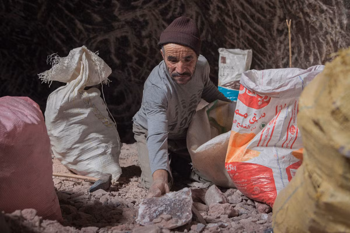 Nhiều thợ mỏ muối chấp nhận mạo hiểm tính mạng với công việc này. Họ lấy những tảng đá muối màu trắng và hồng. Chúng sẽ được đưa vào nhà máy để nghiền. Sau quá trình tinh chế, muối sẽ có hương vị đậm đà hơn.