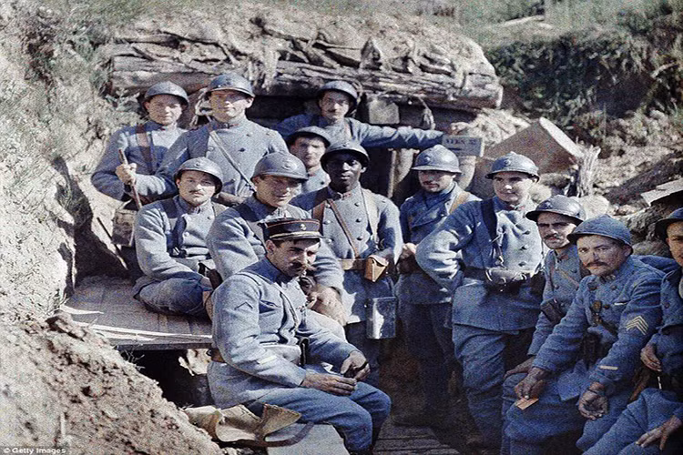 Một tốp lính Pháp trên chiến hào ở Hirtzbach, vùng Alsace, ngày 16/6/1917.