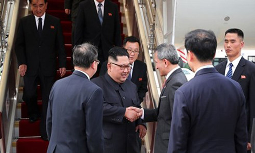 Ngoại trưởng Singapore Vivian Balakrishnan đón nhà lãnh đạo Triều Tiên Kim Jong-un tại sân bay Changi chiều 10/6. Ảnh: AP.