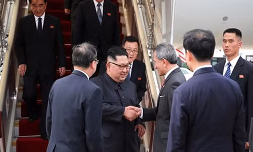 Ngoại trưởng Singapore Vivian Balakrishnan đón nhà lãnh đạo Triều Tiên Kim Jong-un tại sân bay Changi chiều 10/6. Ảnh: AP.