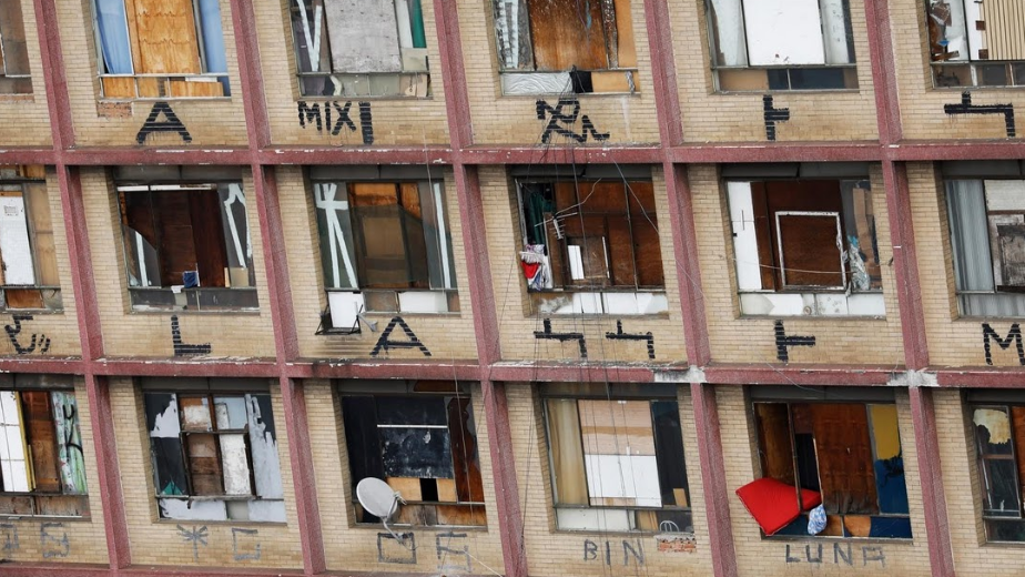 Bên ngoài nhà máy dệt bỏ hoang Prestes Maia đã bị người vô gia cư "xâm chiếm".