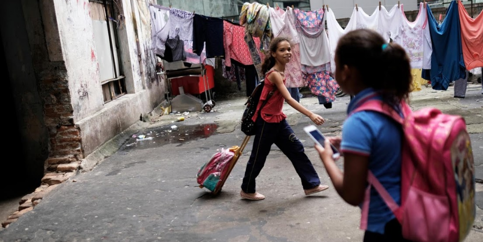 Các em nhỏ rời nhà máy tới trường.