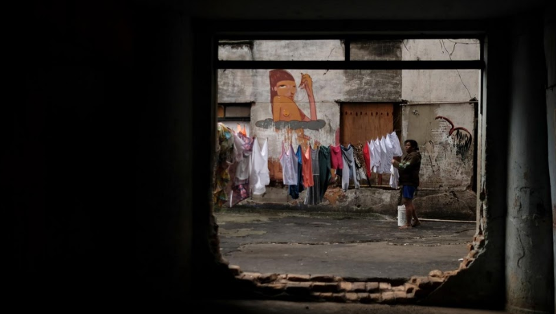 Một phụ nữ Brazil phơi đồ ngoài sân tòa nhà.