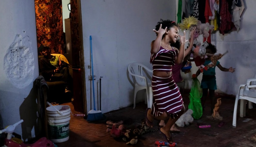 Các em nhỏ chơi đùa trong nhà máy dệt bỏ hoang Prestes Maia.