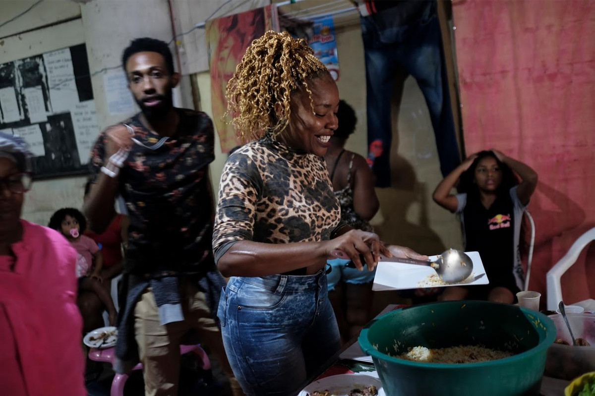 Cư dân sống trong nhà máy Prestes Maia nấu ăn cùng nhau trong Ngày Của Mẹ.