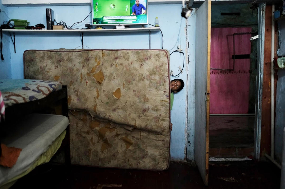 Một bé trai chơi đùa trong "căn hộ" của gia đình cậu ở Prestes Maia.