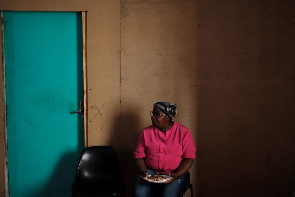 Gia đình bà Vera nằm trong số hàng trăm người đang sống trong nhà máy dệt bỏ hoang Prestes Maia 22 tầng ở trung tâm Sao Paulo. Nhà máy này đã biến thành nơi ở của người vô gia cư Brazil sau khi tòa nhà văn phòng cũ gồm 24 tầng gần đó sụp đổ sau một vụ hỏa hoạn.