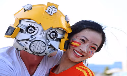 Các cổ động viên chụp ảnh trước khi trận đấu giữa Tây Ban Nha và Bồ Đào Nha bắt đầu.