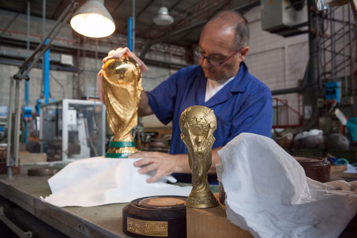 Chiếc cúp được lau khô cẩn thận và được kiểm tra kỹ càng lần cuối.