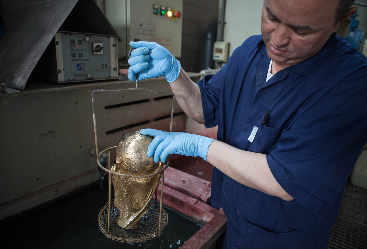 Được biết, cúp Jules Rimet được trao trong các mùa giải World Cup từ năm 1930 đến 1970, và cúp FIFA World Cup được trao từ năm 1974 đến nay.