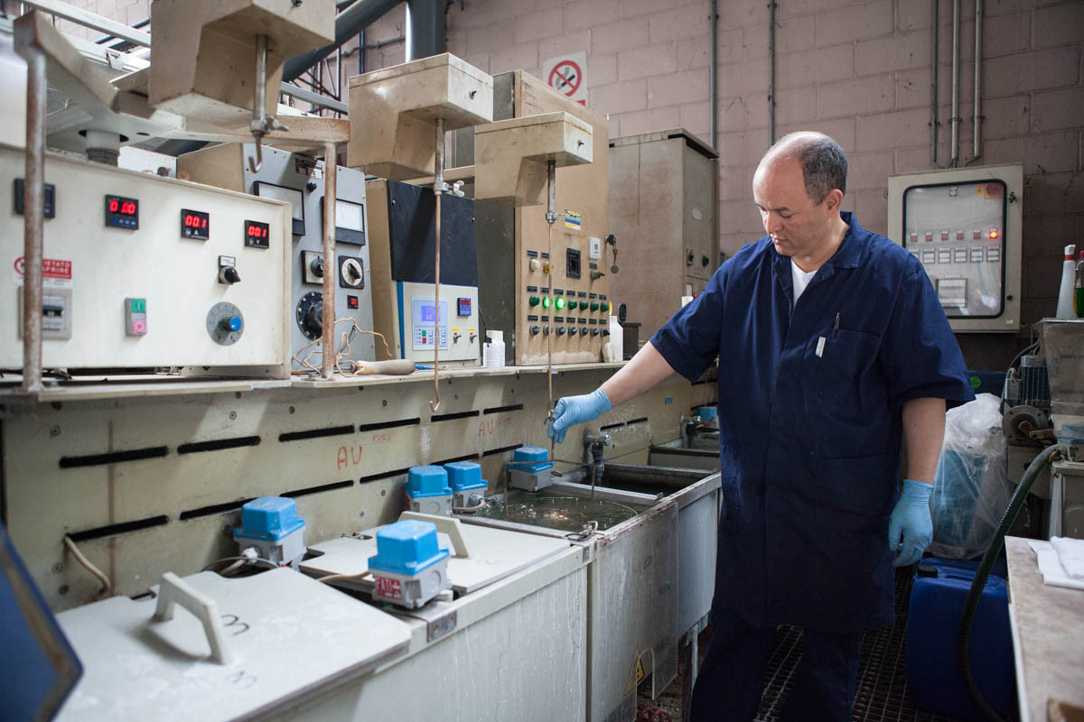 Cúp FIFA World Cup được mạ vàng.