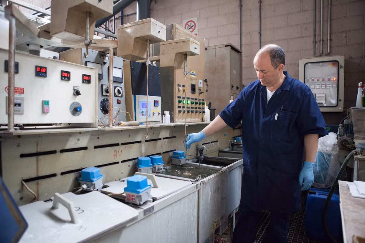 Cúp FIFA World Cup được mạ vàng.