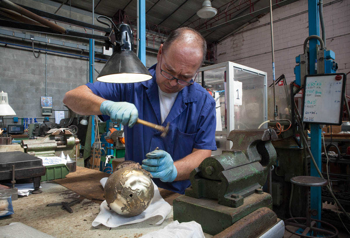 Chiếc cúp được người chế tác đục đẽo và chạm khắc các chi tiết. Trên cúp khắc họa hình ảnh hai người đang giữ Trái Đất.