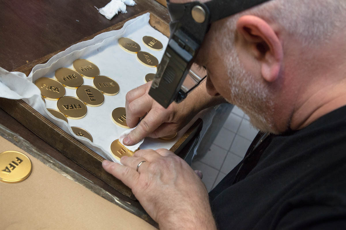 Những chiếc huy chương vàng World Cup cũng được sản xuất tại nhà máy GDE Bertoni.