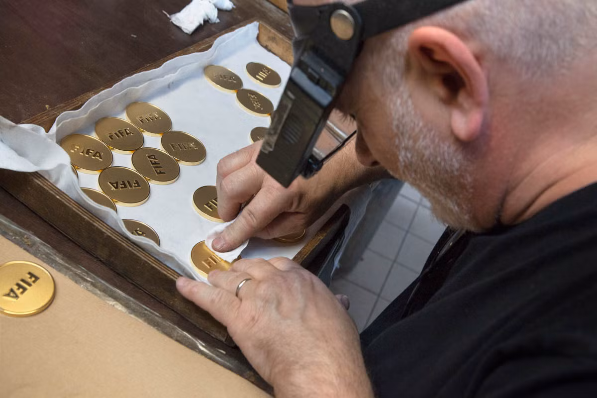 Những chiếc huy chương vàng World Cup cũng được sản xuất tại nhà máy GDE Bertoni.