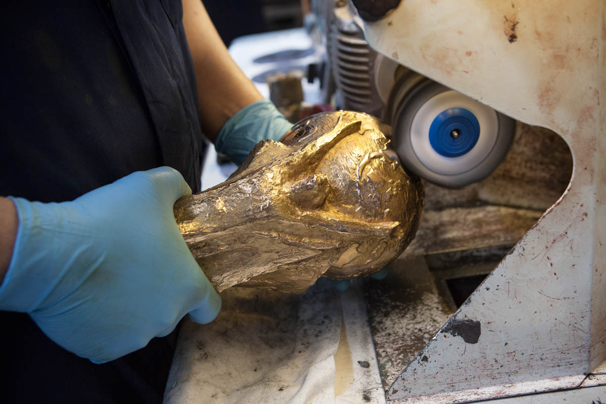 Công đoạn tiếp theo là đánh bóng.