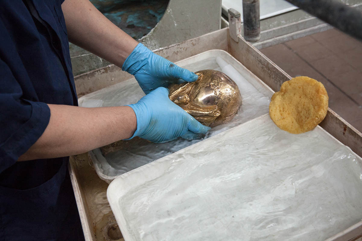 Sau quá trình mạ vàng, chiếc cúp được rửa kỹ bằng nước cất.