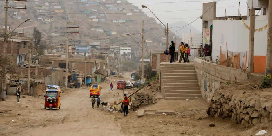 Các em nhỏ trên đường tới trường gần khu ổ chuột Nueva Union.