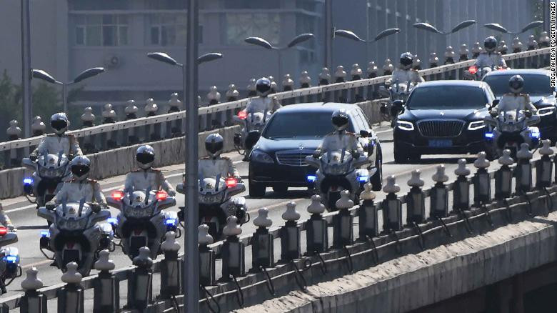 Đoàn ô tô được cho là chở nhà lãnh đạo Triều Tiên Kim Jong-un được đoàn mô tô hộ tống ở Bắc Kinh, Trung Quốc, ngày 19/6. Ảnh: CNN.