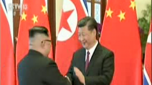 Hai nhà lãnh đạo đã có cuộc trao đổi thẳng thắn và sâu sắc về sự phát triển hiện tại của mối quan hệ Trung-Triều cũng như tình hình trên bán đảo Triều Tiên. Ảnh: APTN.