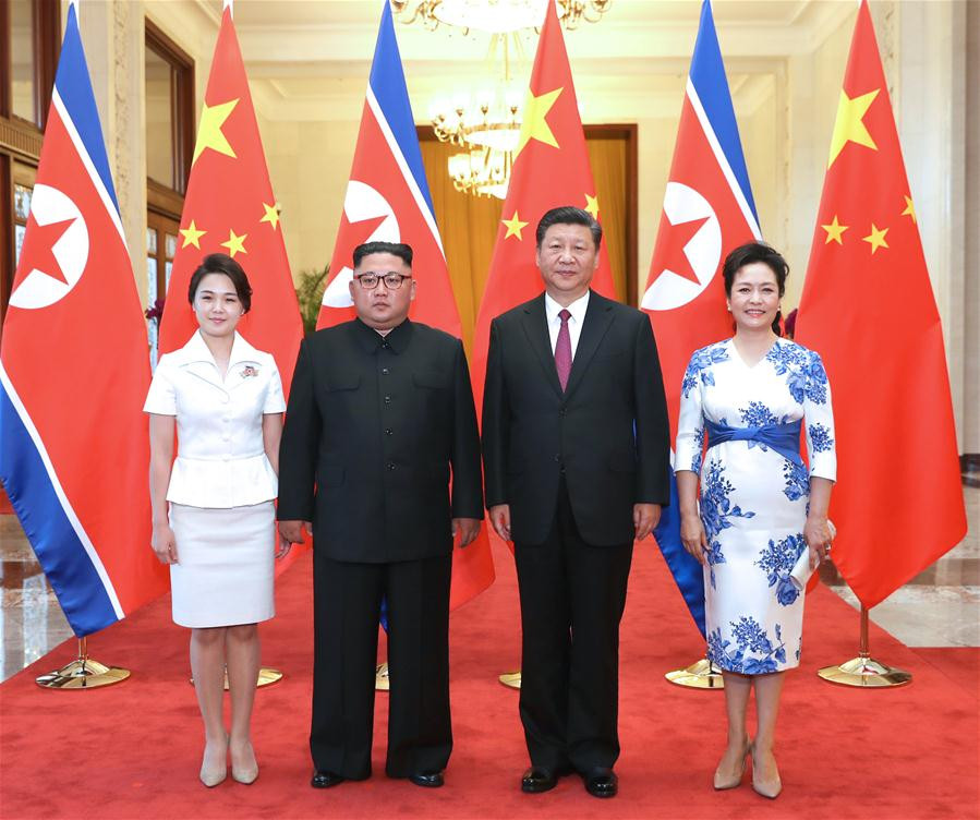 Từ trái sang: Đệ nhất phu nhân Triều Tiên Ri Sol-ju, nhà lãnh đạo Triều Tiên Kim Jong-un, Chủ tịch Trung Quốc Tập Cận Bình và Đệ nhất phu nhân Trung Quốc Bành Lệ Viện chụp ảnh lưu niệm tại Đại lễ đường Nhân dân ngày 19/6. Ảnh: THX. 