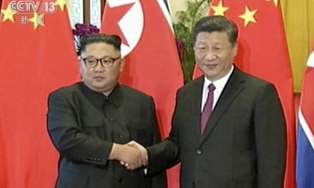 Chủ tịch Tập Cận Bình và nhà lãnh đạo Kim Jong-un nhất trí bảo vệ, củng cố và phát triển mối quan hệ Trung-Triều, cùng nhau thúc đẩy hòa bình và ổn định trên trên bán đảo Triều Tiên để góp phần tích cực vào việc bảo vệ hòa bình, ổn định, thịnh vượng và sự phát triển của thế giới và khu vực. “Đảng và chính phủ Trung Quốc luôn chú trọng đến mối quan hệ hợp tác hữu nghị giữa Bắc Kinh và Bình Nhưỡng”, Chủ tịch Tập phát biểu. Ảnh: AP.