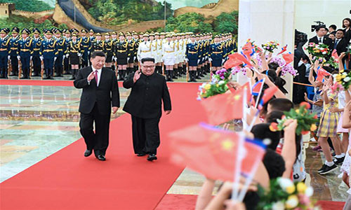 Nhà lãnh đạo Kim Jong-un được tiếp đón nồng hậu trước cuộc hội đàm với Chủ tịch Trung Quốc Tập Cận Bình tại Đại lễ đường Nhân dân ở Bắc Kinh ngày 19/6. Ảnh: THX.