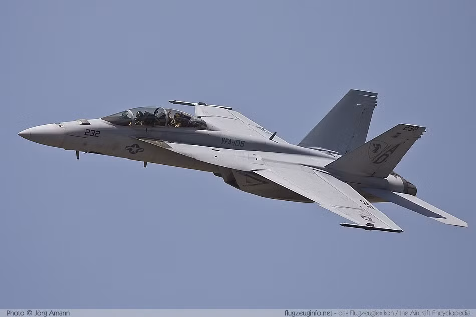 Được trang bị vũ khí dẫn đường chính xác, tiêm kích F/A-18 Super Hornet có khả năng thực hiện những đợt tấn công cả ngày lẫn đêm. Ảnh: flugzeuginfo.net.