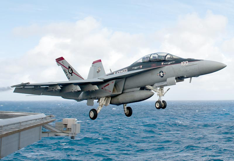 Tiêm kích F/A-18 Super Hornet có thể đạt vận tốc tối đa lên tới Mach 1.6 (tương đương 1.915 km/h) tại độ cao 12.000 mét. Ảnh: MilitaryFactory.
