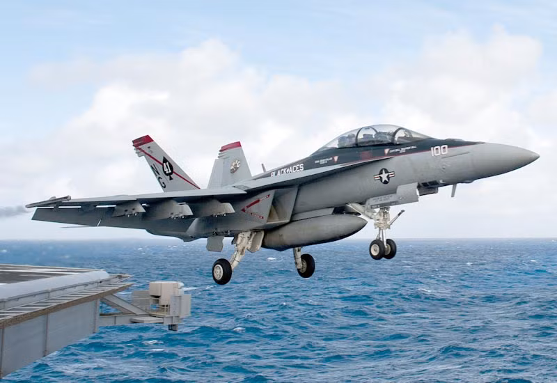 Tiêm kích F/A-18 Super Hornet có thể đạt vận tốc tối đa lên tới Mach 1.6 (tương đương 1.915 km/h) tại độ cao 12.000 mét. Ảnh: MilitaryFactory.