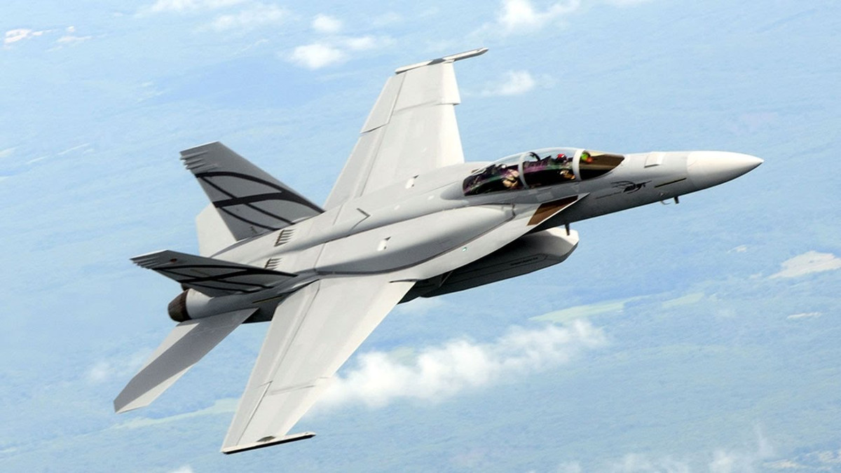 Được biết, tiêm kích F/A-18 Super là một máy bay tiêm kích hoạt động trên tàu sân bay kiêm máy bay tấn công, được bắt đầu hoạt động trong biên chế các đơn vị của Hải quân Mỹ vào năm 1999. Ảnh: Youtube.